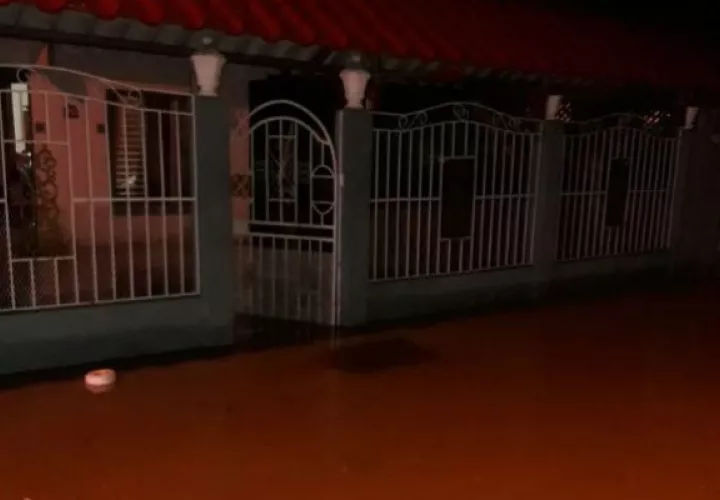 El nivel del agua impedía poder entrar y salir de las casas. 