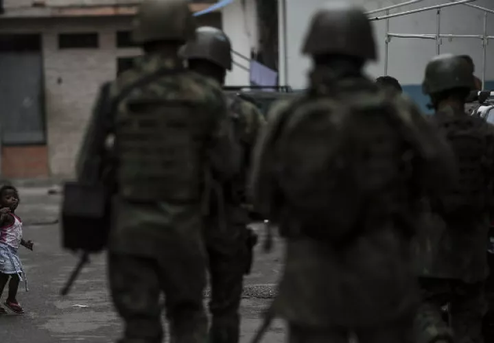 Los militares mantienen la vigilancia en las favelas. FOTO/EFE