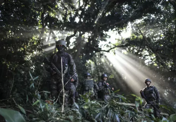 El Ejército ha establecido un cerco alrededor de las dos favelas y también ha retirado varias barricadas irregulares.