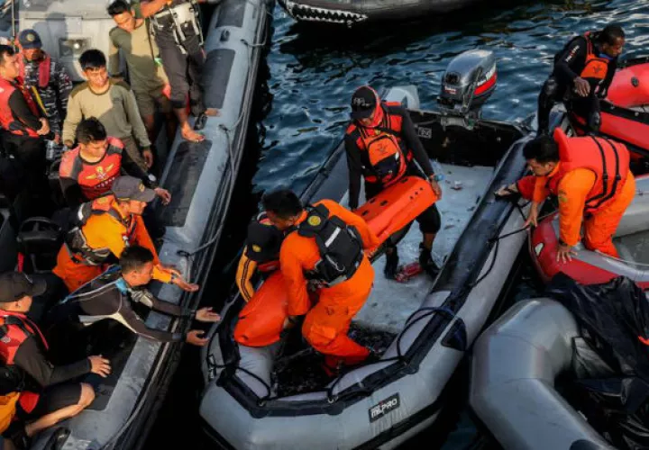 Miembros de los servicios de salvamento marítimo se preparan para buscar a las víctimas. Foto: EFE