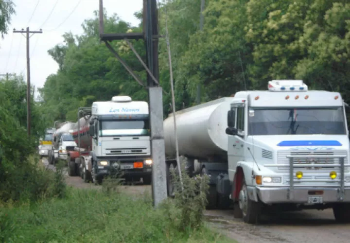 Camioneros  proceden a movilizarse de manera lenta 