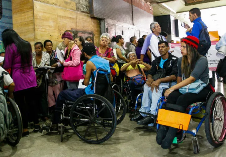 Pacientes con enfermedades crónicas esperaron ser atendidos por el titular de salud. FOTO/EFE