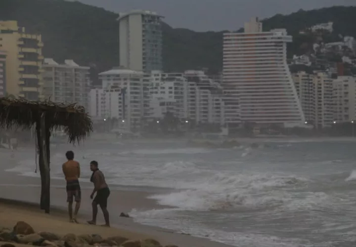 La inestabilidad marítima que se abate sobre las playas, debido al huracán Bud. Foto: EFE 