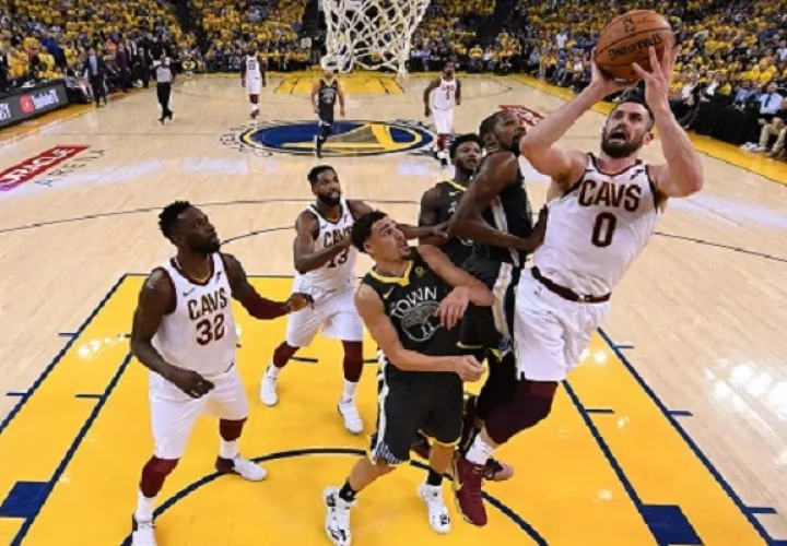 Warriors tienen ventaja 2-0 sobre Cavaliers. EFE