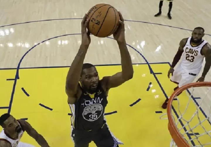 Warriors tienen ventaja 2-0 sobre Cavaliers. EFE