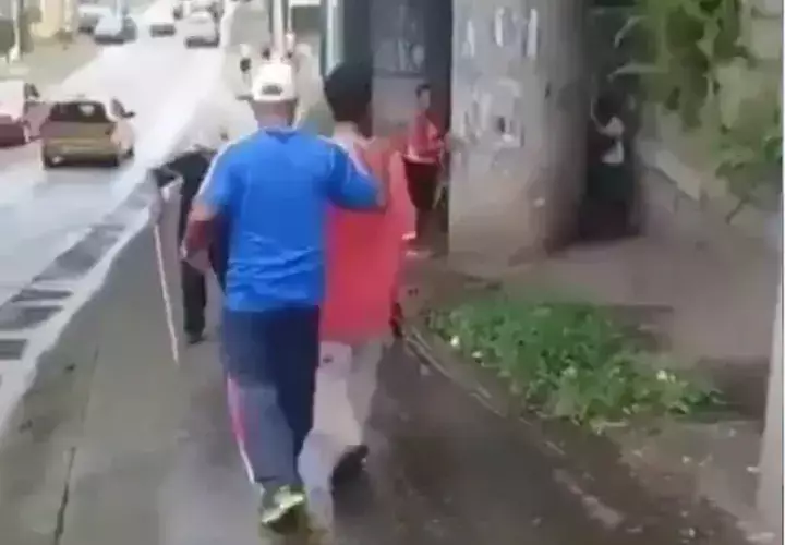 Los transeúntes le reclamaron al comerciante por sacar su arma delante de niños. / Foto: Redes sociales.