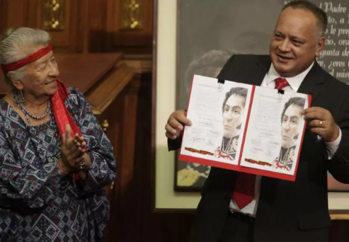 Dirigente chavista Diosdado Cabello (d) durante su nombramiento. Foto: EFE
