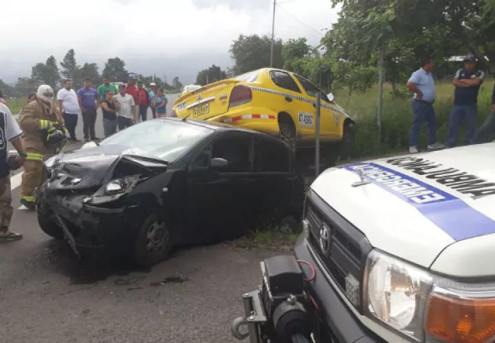 Debido al fuerte impacto los autos quedaron uno sobre otro. Foto/José Vásquez