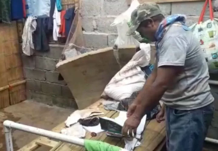 Un afectado por el vendaval trata de salvar algunos útiles escolares. 
