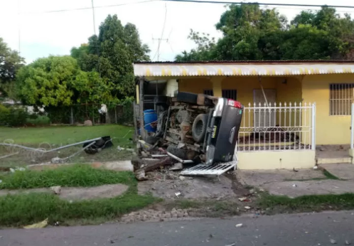El auto pick-up se estrelló frente a una residencia. Foto/Thays Domínguez