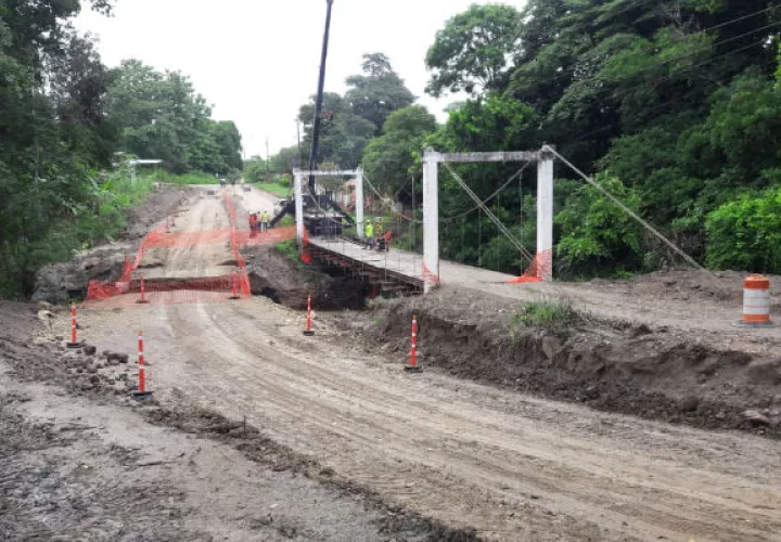 Construyen carretera y un puente en El Marañón. Foto/Elena Valdez