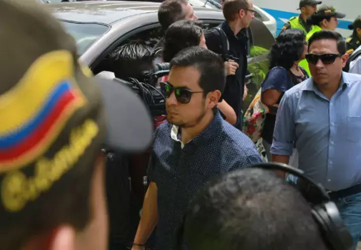 Familiares de los periodistas del Diario el Comercio de Ecuador llegan a la Sede del Instituto Nacional de Medicina Legal. FOTO/EFE