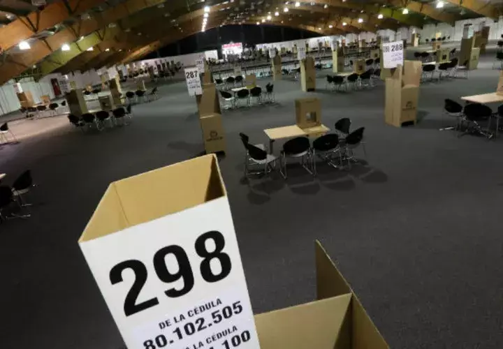 Preparan los centros de votación para la segunda vuelta presidencial del domingo. FOTO/EFE