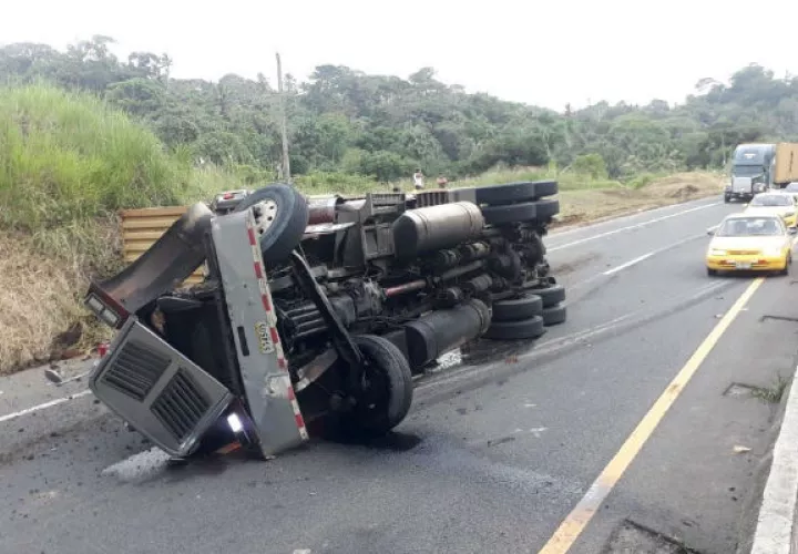 El Conductor sufrió varias heridas, y fue trasladado al hospital de la.ciudad de Colón. Foto/Diómedes Sánchez