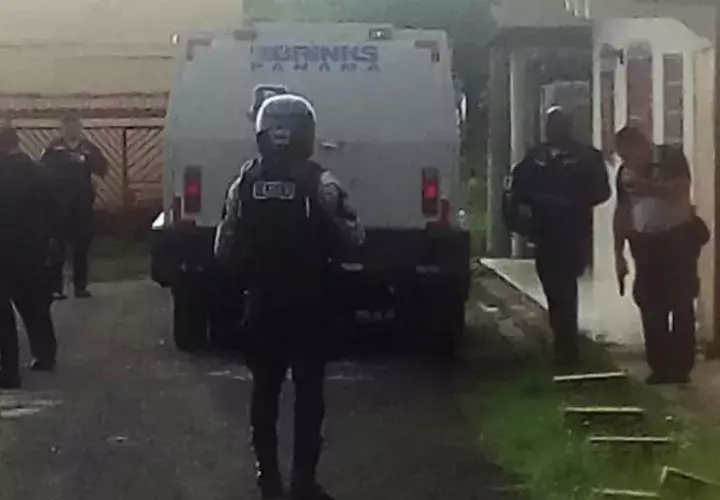 La Policía Nacional custodia el camión blindado que fue abandonado. Foto/Diómedes Sánchez