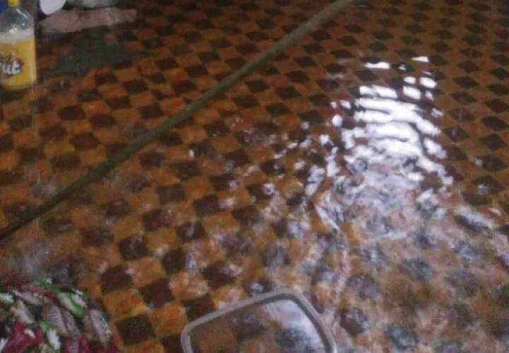 La cocina de esta vivienda quedó inundada por el temporal. Foto/Diómedes Sáncez