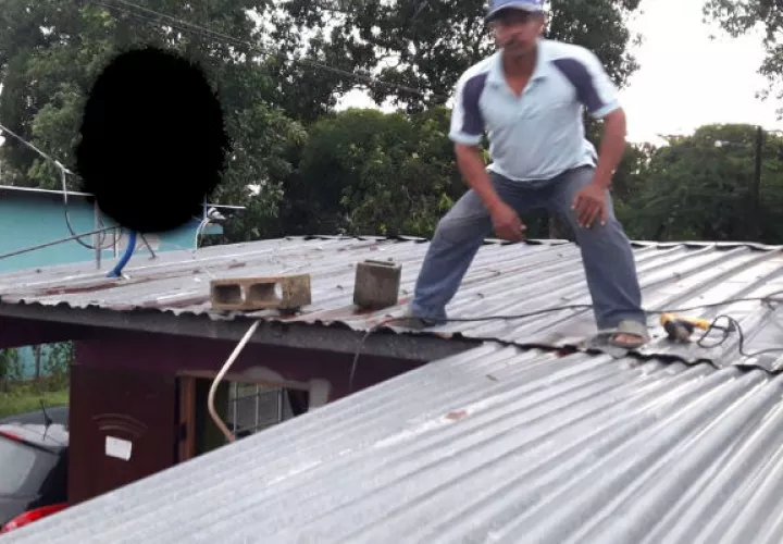 Uno de los afectados repara el  techo de su vivienda. Foto/Diómes Sánchez