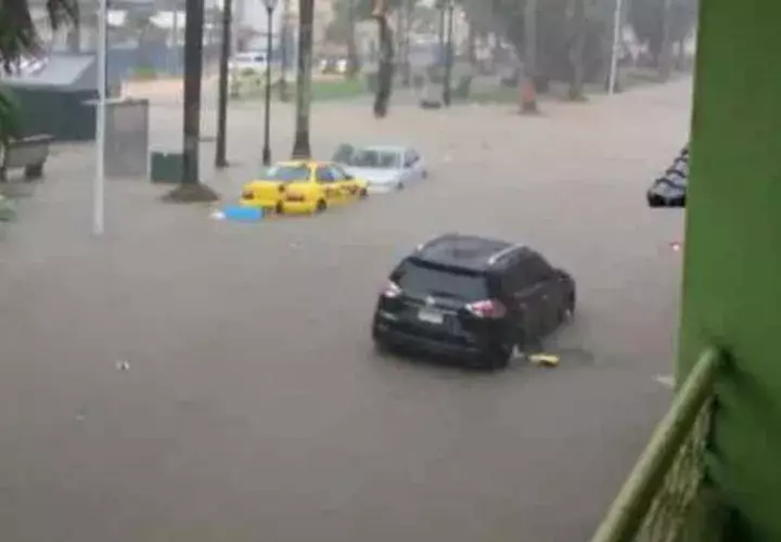Calles llenas de agua en la ciudad de Colón. Fotos: Diómedes Sánchez. 
