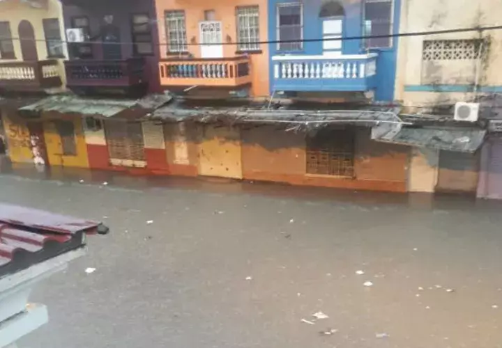 El mal tiempo provocó que las corrientes subieran de nivel . 