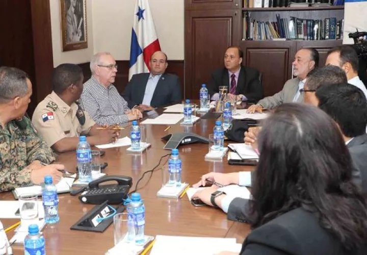 Autoridades de seguridad reunidos con Magistrados del TE. 