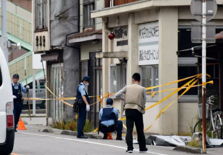 La policía investiga en la comisaría, en Toyama. Foto: EFE