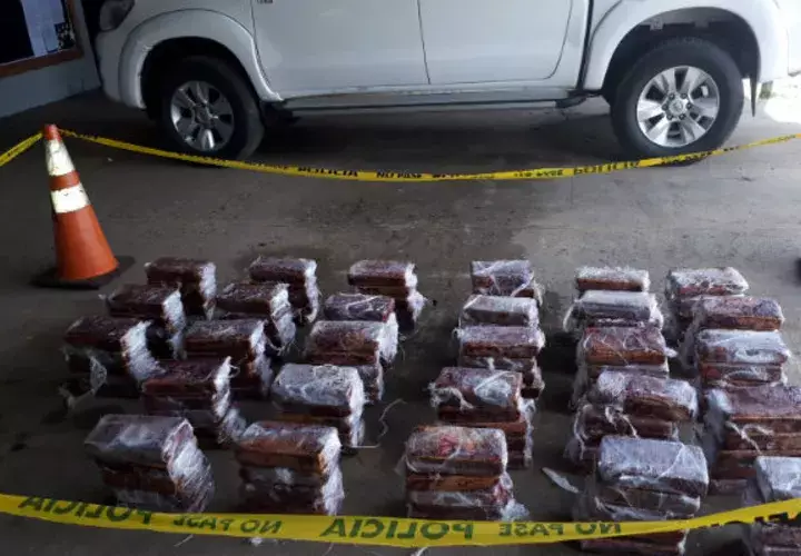 Los 140 paquetes de droga, decomisados en Santiago. 