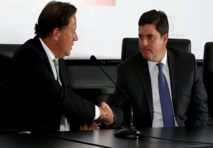 Carlos Duboy (Der.) junto al presidente Juan Carlos Varela (Izq.) / Foto: Panamá América