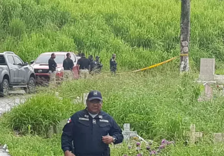 La policía en el lugar, donde se encontró el cuerpo.  Foto: Delfia Cortez