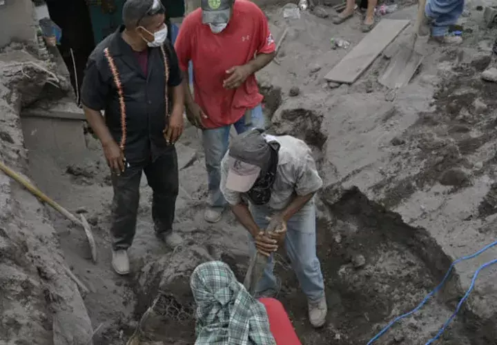 Retiran escombros en un intento por encontrar a sus familiares. Foto: EFE 