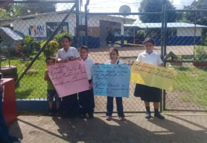 Los alumnos portan pancantas en las afueras del plantel. Foto: José Vásquez.