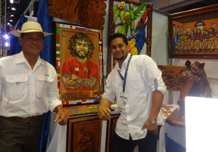Heriberto Martínez (Der.), acompañado de  otro artesano posa junto a su escultura de Román Torres. Foto  Rosalina Orocú Mojica