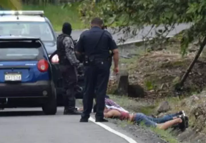 Los sujetos detenidos por unidades de la Policía Nacional.  