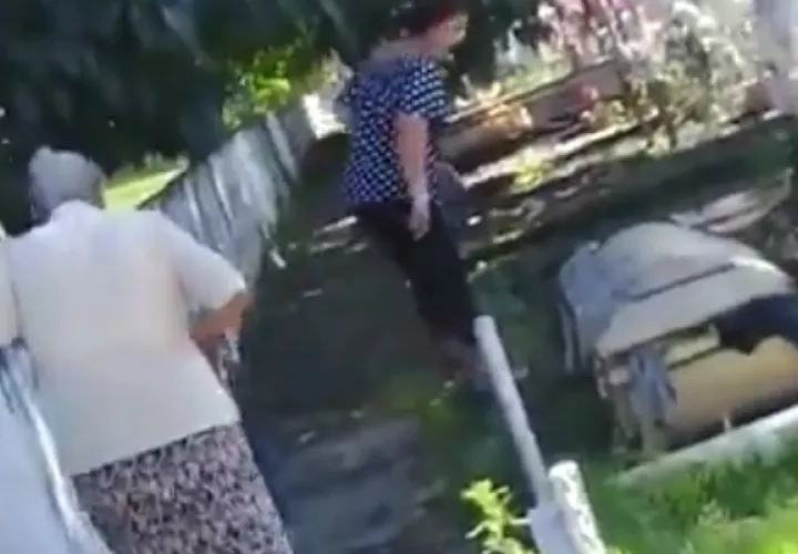 La gente que acudió al cementerio, pudo observar las cajas afuera. Foto: José Vásquez. 