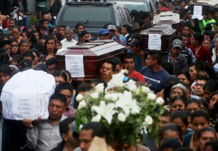 Cientos de personas acompañan los féretros de siete de las víctimas. Foto: EFE 