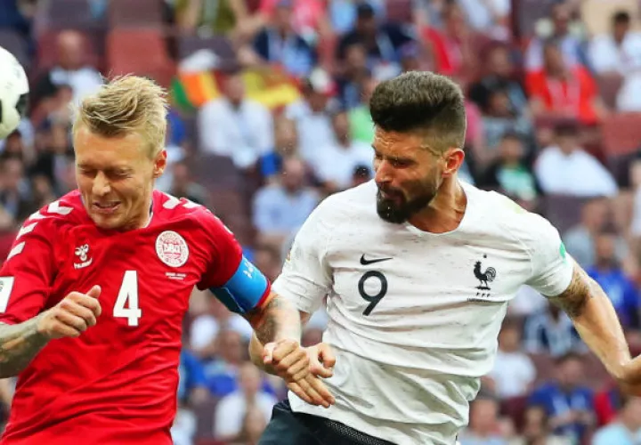 Simon Kjaer (izq.) de Dinamarca y Olivier Giroud (der) de Francia. Foto:AP