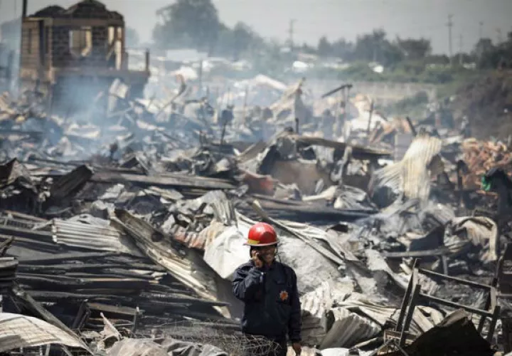 Miembros de los servicios de rescate trabajan entre los escombros: Foto: EFE