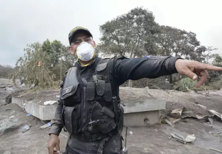Autoridades llevan a cabo las evacuaciones. FOTO/AP