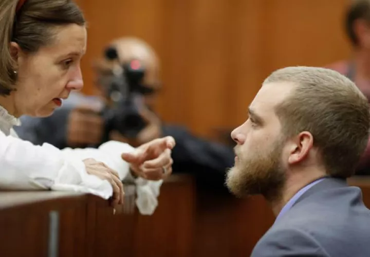 Henri van Breda conversa con su abogada. Foto: EFE 