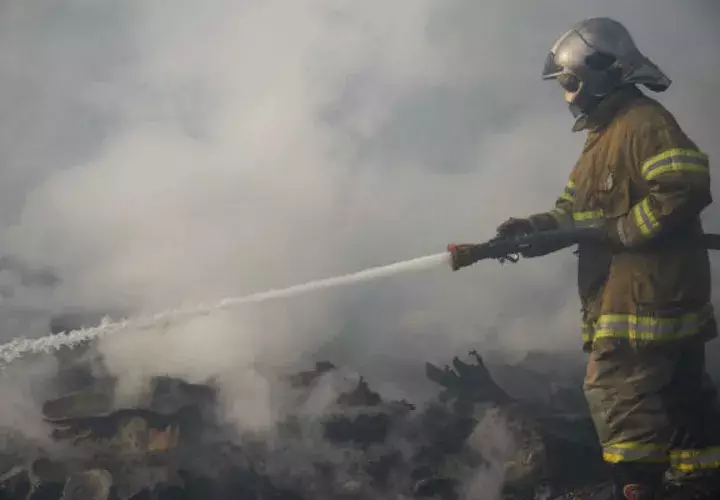 Bomberos pertenecientes a otra zona metropolitana acudieron horas más tarde con equipamiento en ayuda de sus compañeros de la capital.