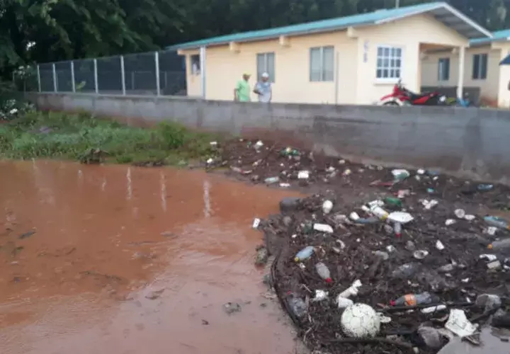 Un muro se derrumbo en una barriada en Herrera. Foto/Thays Domínguez