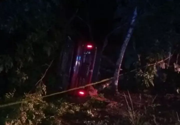 El conductor perdió el control del carro y se volcó. @bomberoveraguas  