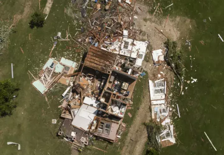 Serios daños materiales por fuerte tornado en Kansas. Foto/AP
