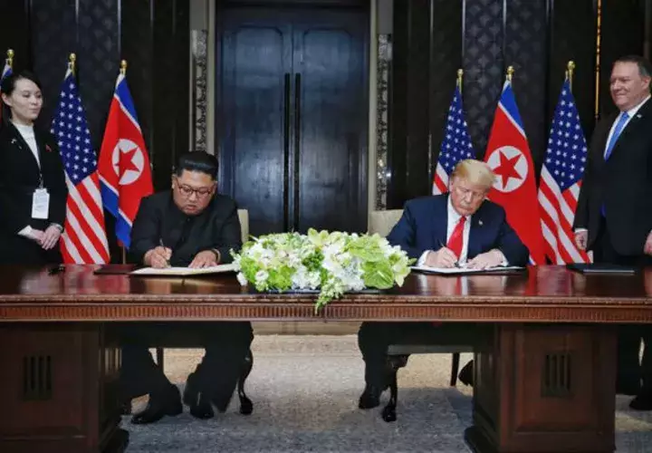 Firman la declaración conjunta, durante su histórica cumbre. Foto: EFE 