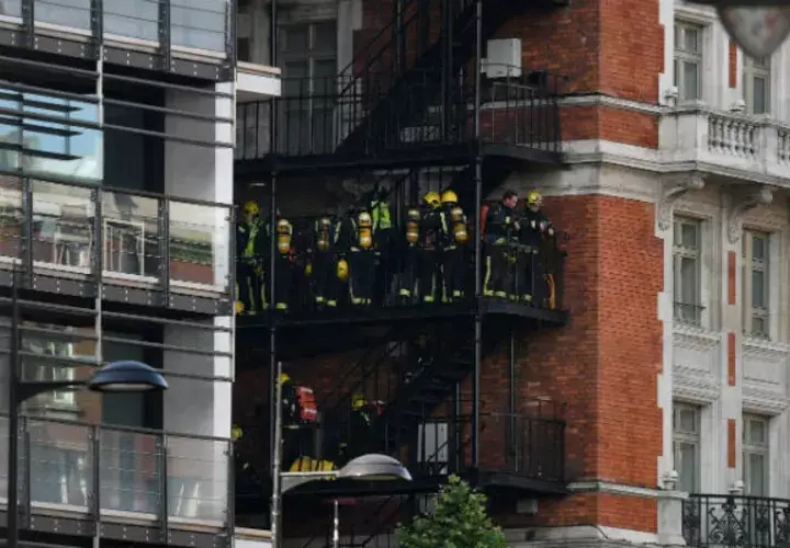 Bomberos trabajan en el área para combatir el incendio. FOTO/efe