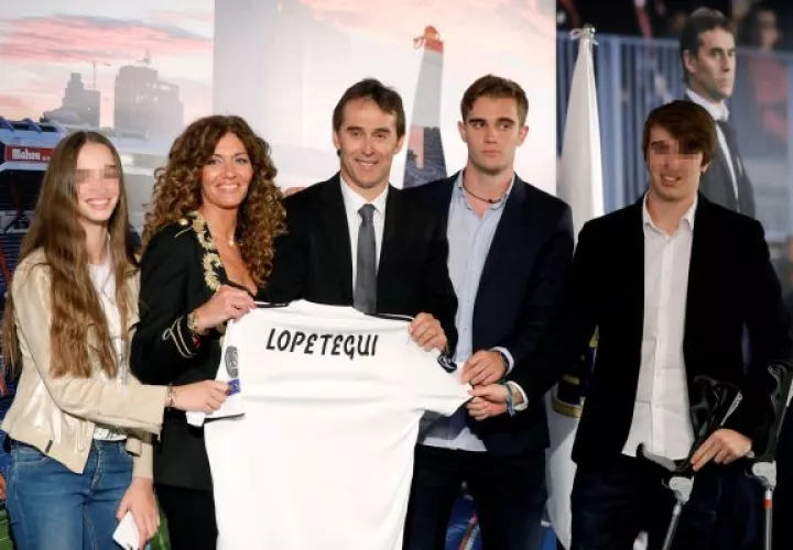 El nuevo técnico del Real Madrid, junto a su familia / EFE