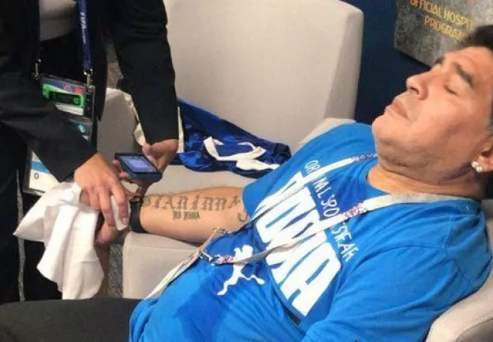 Maradona tuvo que ser atendidos por paramédicos en Rusia por presión alta. Foto: Redes sociales.