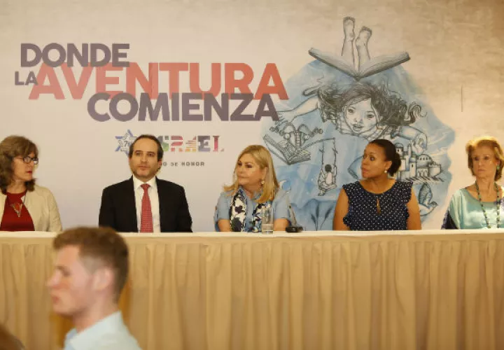 Alexandra Schjelderup (directora de cultura y educación de la Alcaldía de Panamá), S. E. Gil Artzyeli (embajador de Israel en Panamá), Orit Btesh (presidenta de Capali), Janelle Davidson (directora general del Inac) y Mercedes Eleta de Brenes (presidenta de la Fundación  JUPA). Foto: Josué Arosemena. 