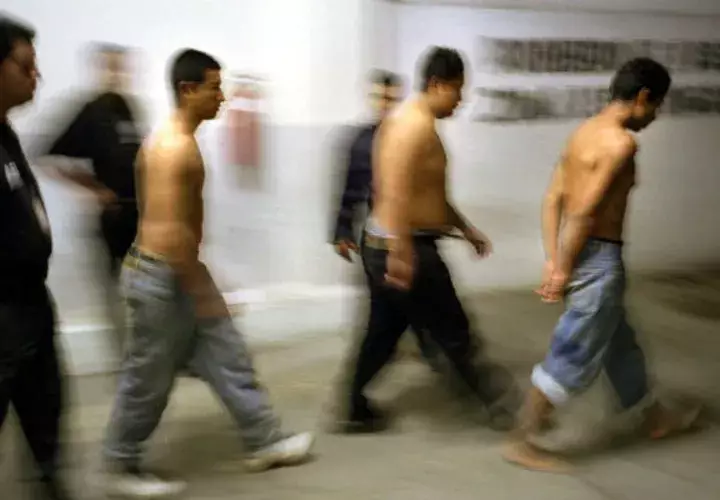  A pesar de que no se producen separaciones de hijos y padres, todavía hay casos relacionados con otros lazos familiares, como es el caso de dos hermanos, en el que uno de ellos es menor de edad.