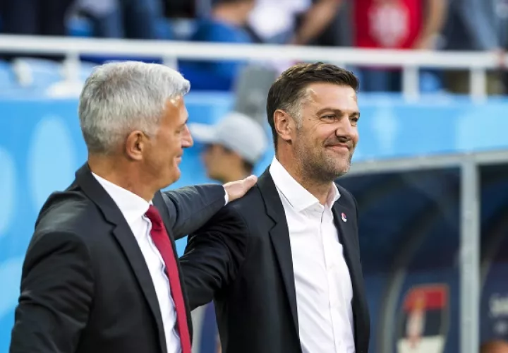 Mladen Krstajic y Vladimir Petkovic durante el partido. Foto EFE
