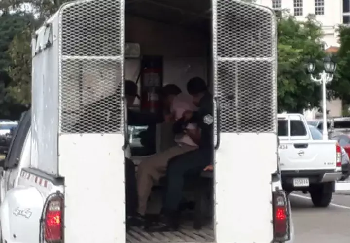 Moreno Grajales fue transportad en un patrulla hacia el tribunal. 